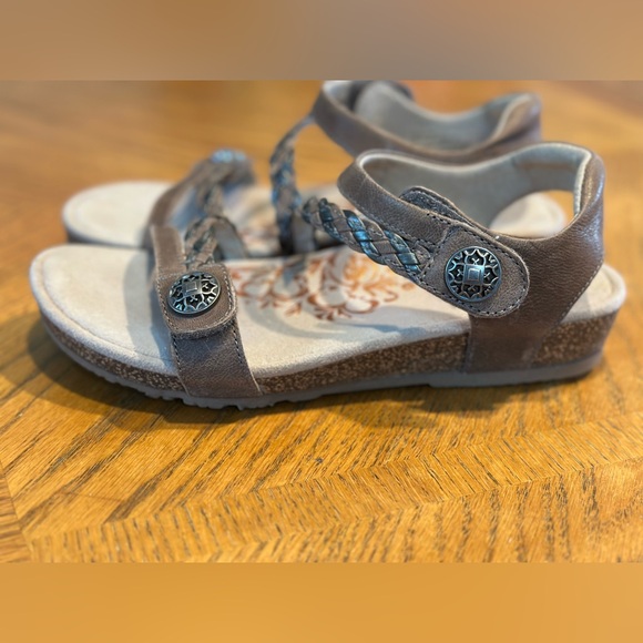 Aetrex Brown and Gray Women's Sandals - Picture 2 of 7